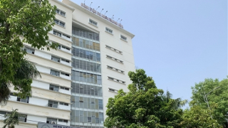 Nhiều bệnh nhân hốt hoảng khi thấy người đàn ông nhảy từ tầng 7 xuống đất