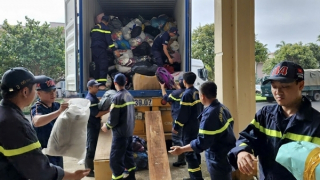 Vừa dọn dẹp vừa vận chuyển 55 tấn hàng giúp người dân vùng lũ