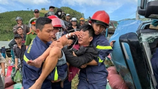 Kịp thời cứu 2 người nguy kịch trong cabin xe tải lật trên đèo