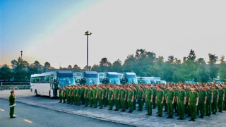 Cán bộ, giáo viên và học viên Cảnh sát xuất quân “3 cùng” với đồng bào vùng lũ