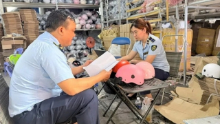 TP Hồ Chí Minh phát hiện kho mũ bảo hiểm giả