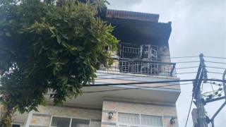 Đang dọn bùn đất sau mưa lũ thì cháy nhà