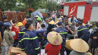 Vượt sình lầy đến từng nhà trao quà cho người dân vùng lũ