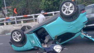 Taxi công nghệ gặp sự cố lật trên cầu vượt