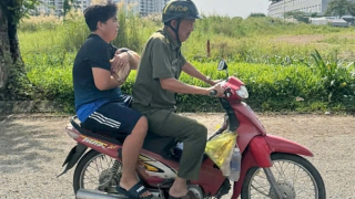 Truy tìm người bỏ bé gái sơ sinh trong bãi cỏ hoang