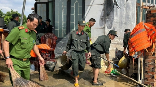 Cảnh sát cơ động Lâm Đồng hỗ trợ nhân dân khắc phục hậu quả mưa lũ