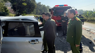 Ôtô đâm xe đầu kéo làm 4 người chết và 2 người bị thương