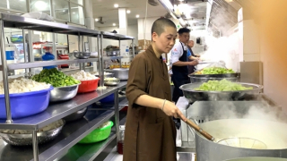 Những bếp ăn dã chiến làm ấm lòng người dân vùng lũ