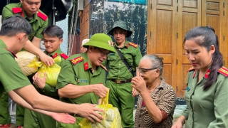 Góp sức giúp người dân gượng dậy sau lũ lụt