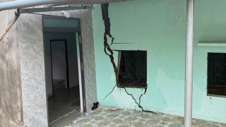 Sạt lở đất, sơ tán khẩn cấp hàng trăm người dân đến nơi an toàn