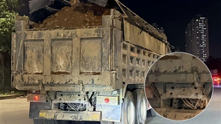 Cận cảnh những chiếc Howo chở đất cao ngất ngưởng, che biển số chạy trong đêm