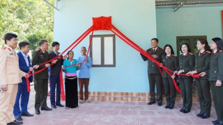 Cụm thi đua số 4 trao tặng nhà tình nghĩa cho gia đình có hoàn cảnh khó khăn