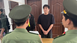 Chuyển giao hai đối tượng bị truy nã quốc tế cho Cảnh sát Hàn Quốc