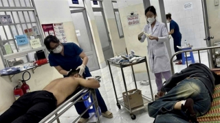 Xe chở gần 30 công nhân lật ngang, hơn 10 người bị thương