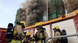 Vụ cháy chung cư ở Hong Kong: Lực lượng cứu hoả chạy đua với thời gian