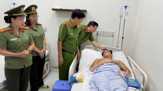 Thăm hỏi cán bộ bị thương khi tham gia nhiệm vụ hỗ trợ người dân vùng lũ