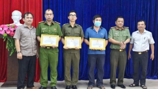 Khen thưởng, thăm hỏi cán bộ Công an và người dân dũng cảm đấu tranh với tội phạm