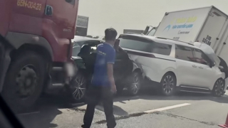 Sáu xe "dồn toa" trên cao tốc TP Hồ Chí Minh-Trung Lương