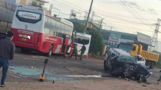 Ô tô con tông với xe khách, 3 người thương vong