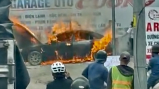 Xe ô tô bốc cháy ngùn ngụt tại garage khi đang sửa chữa