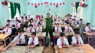 Người thầy Cảnh sát tăng cường về xã biên giới, gắn bó với nhân dân