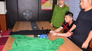 Bắt đối tượng người nước ngoài đập kính hàng loạt ô tô trộm cắp tài sản