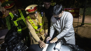 Uống vì cả nể bạn bè, nhiều tài xế "cười ra nước mắt" khi bị thổi nồng độ cồn