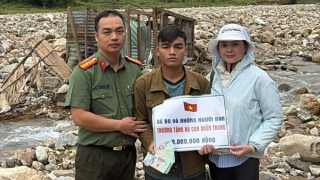 Trao 400 triệu đồng hỗ trợ bà con vùng sạt lở đất Phước Thành