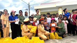 Tặng quà hơn 300 triệu đồng hỗ trợ học sinh và đồng bào vùng lũ ở Đắk Lắk