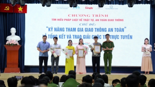 Tuyên truyền pháp luật về an toàn giao thông bằng phiên tòa giả định thu hút đông đảo sinh viên
