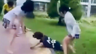 Hai nữ sinh bị bạn học đánh hội đồng, khiến một em nhập viện cấp cứu