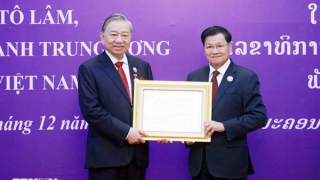 Trao Huân chương Vàng Quốc gia của nước CHDCND Lào tặng Tổng Bí thư Tô Lâm