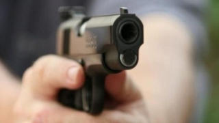 Mang theo súng rủ đồng bọn đi đánh ghen