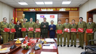 Bế giảng lớp bồi dưỡng chuyên đề báo chí, truyền thông cho cán bộ Công an Lào