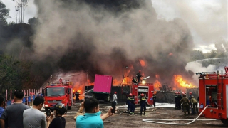 Cháy lớn kèm nhiều tiếng nổ tại bãi tập kết hàng hóa sau Bệnh viện Đa khoa Hòa Vang