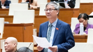 Đại biểu đề nghị đầu tư xây dựng một bộ sách giáo khoa chuẩn, tốt