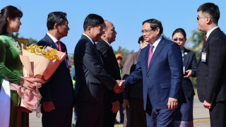 Thủ tướng Phạm Minh Chính tới Thủ đô Vientiane, bắt đầu chuyến công tác tại Lào