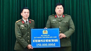 Công an tỉnh Cao Bằng trao kinh phí xây dựng nhà tình nghĩa cho cán bộ có hoàn cảnh khó khăn