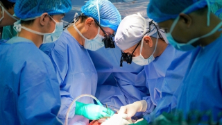 Bé trai 9 tuổi hồi sinh sau khi được ghép trái tim của một người trưởng thành