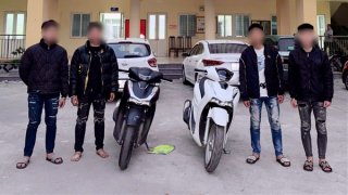 CSGT ngăn chặn nhóm thanh niên vác dao đi chém nhau trả thù