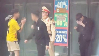 Trung tá CSGT Hà Nội ngăn chặn côn đồ, bảo vệ người dân