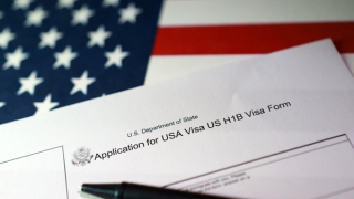 Mỹ tạm dừng xử lý đơn xin nhập cư và thẻ xanh từ 19 quốc gia