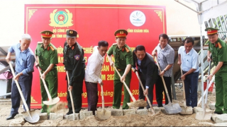 Công an tỉnh Khánh Hòa khởi công xây dựng 15 căn nhà tặng người dân bị thiệt hại do mưa lũ