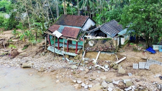 Bất an khi sạt lở làm sập công trình, nhà dân vùng ven sông, ven biển ở TP Huế