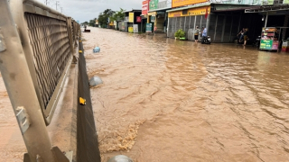 Nước lũ lại về, chảy như sông trên Quốc lộ 1