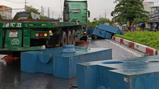 Bốn khối sắt hàng chục tấn rơi khỏi container, chạm trúng người đi xe máy trên đường