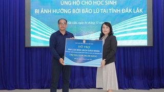 Nhà xuất bản Giáo dục Việt Nam tiếp tục hỗ trợ hàng trăm ngàn cuốn sách giáo khoa cho học sinh tỉnh Đắk Lắk và Gia Lai