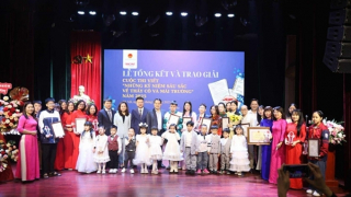 Trao giải cuộc thi viết "Những kỷ niệm sâu sắc về thầy cô và mái trường" năm 2025