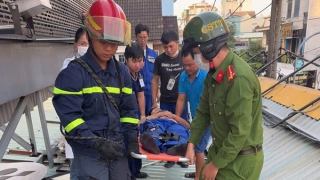 Hai cán bộ Công an phường kịp thời cứu giúp hai người dân gặp nạn