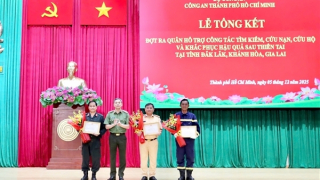 Những hình ảnh đẹp của CBCS Công an TP Hồ Chí Minh hết lòng vì người dân vùng bão lũ